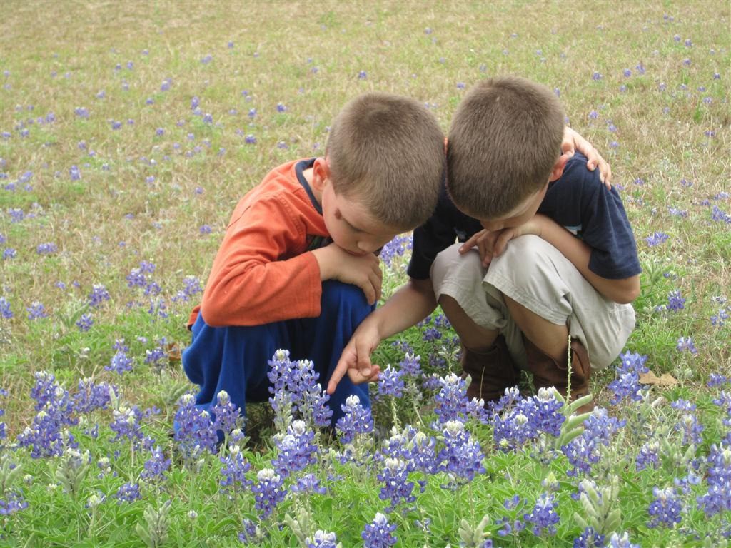gyerekek virággal